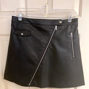 H&M Black Faux Leather Skirt ♟